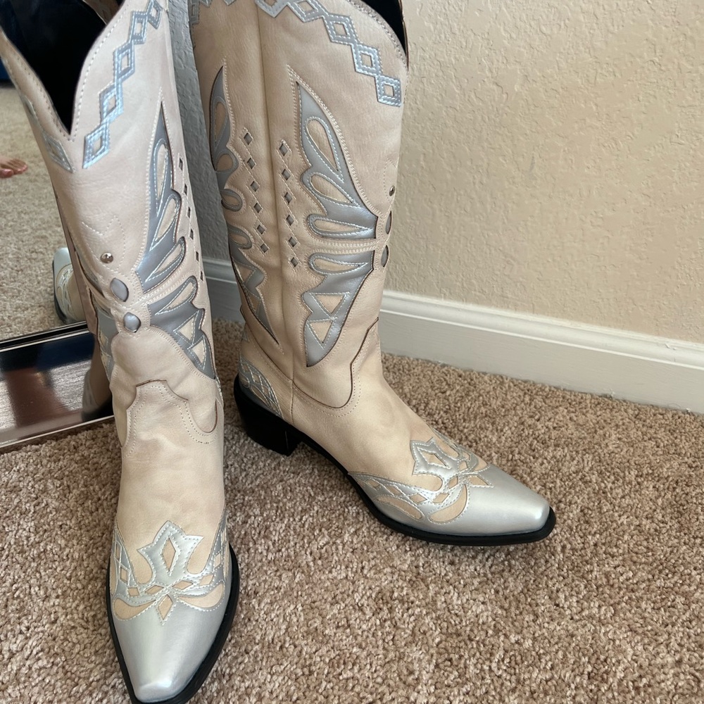New Beige & Silver Cowboy Boots 7